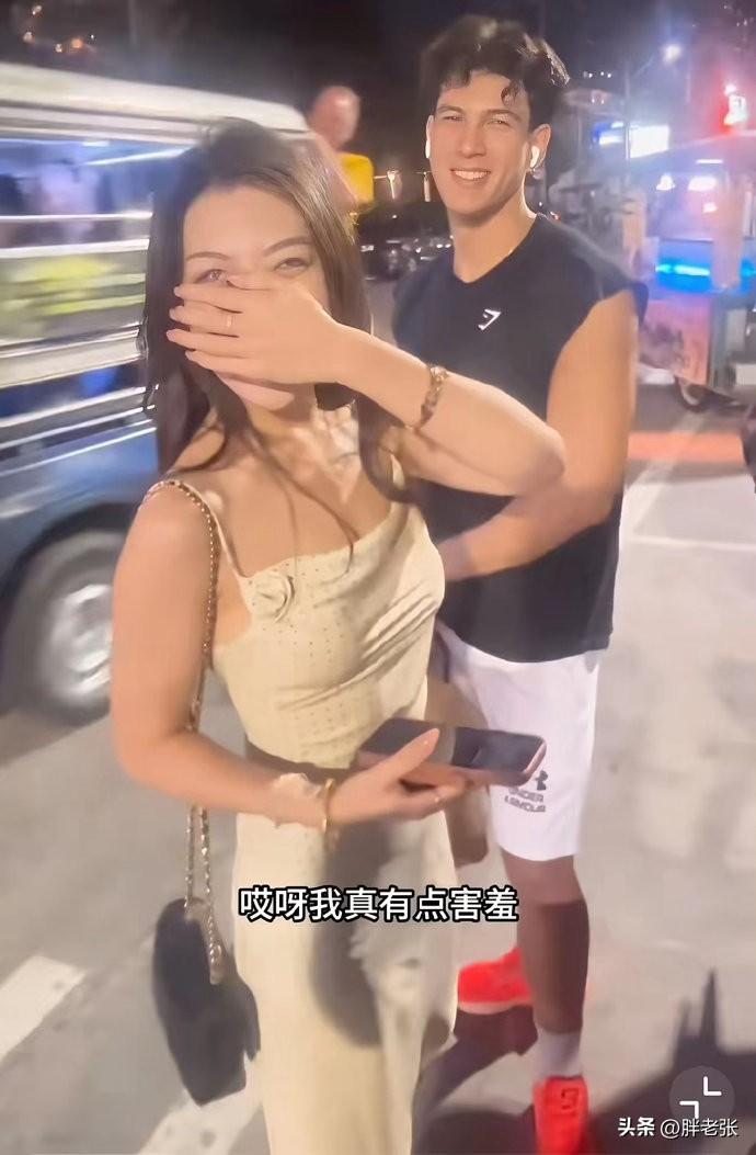 某些人到了国外就好像打开了某种突破瓶颈的开关！

一位26岁的中国姑娘在泰国游玩