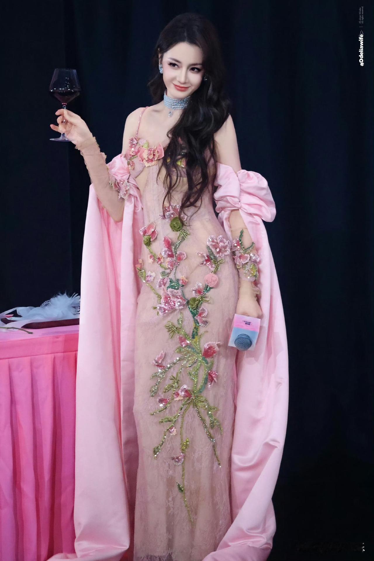 迪丽热巴太宠粉了，这是透视装吗？粉丝见面会穿这套衣服，我怕就连女粉丝都不会淡定了