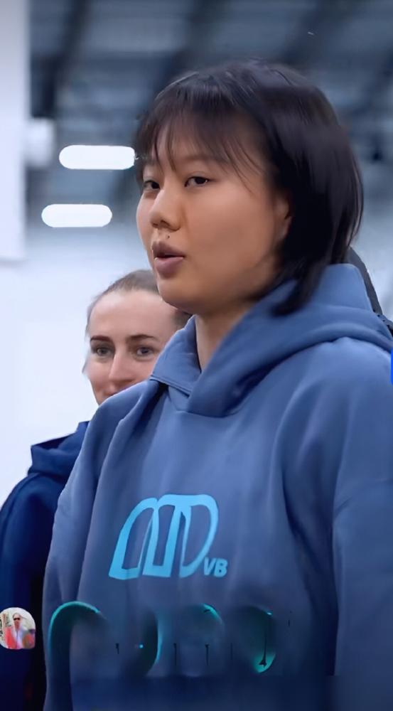 乍一看这张图，我还以为龚翔宇这是去哪个矮人国支教了。
在国内国家队那是长人如林