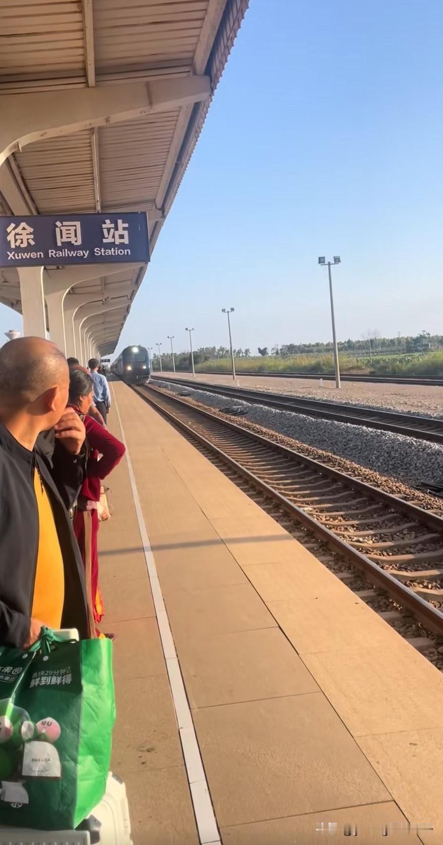 徐闻火车站，是湛江市徐闻县的一座县级的火车站。车站所在的线路是通往海南省的粤海铁