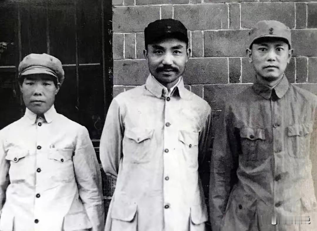 大家注意看照片中的三个人，尤其是中间这位留着胡子的军人，他在革命早期可谓是鼎鼎大