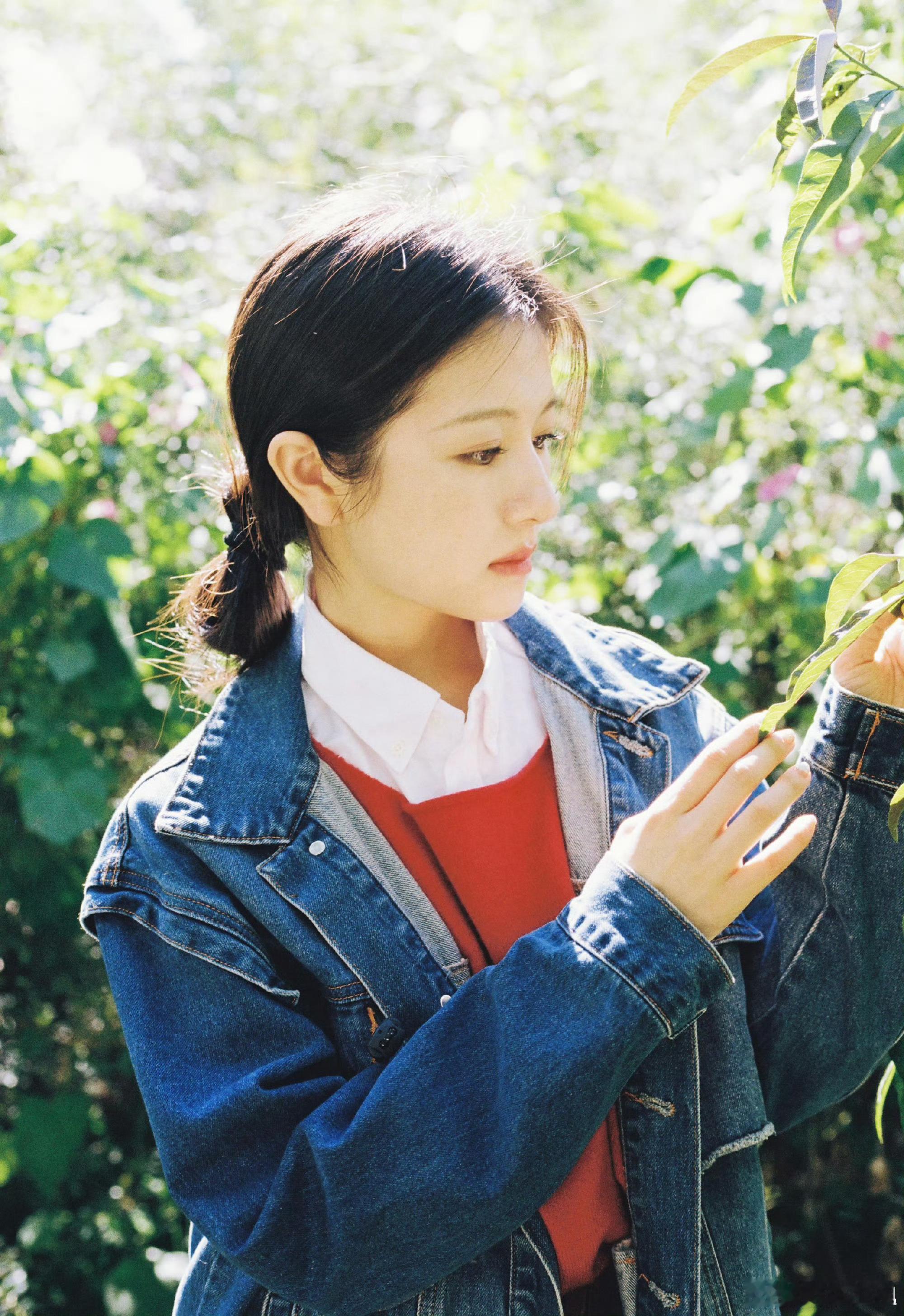 李兰迪今日份穿搭有点复古港风的感觉！小牛仔配红色针织衫！果然时尚是个轮回！ ​​