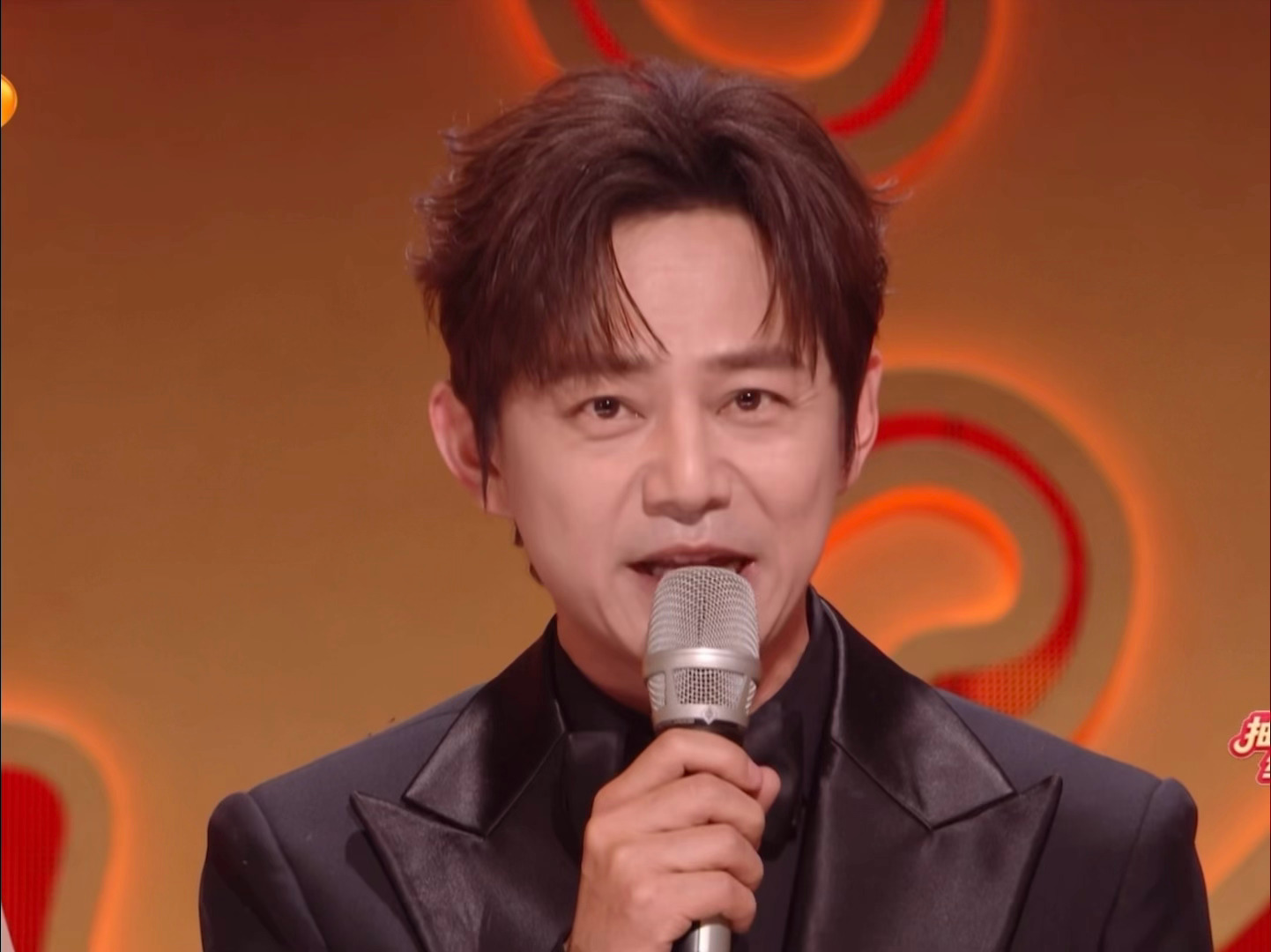 何老师嗓子哑了🥹🥹湖南春晚何炅嗓子哑了