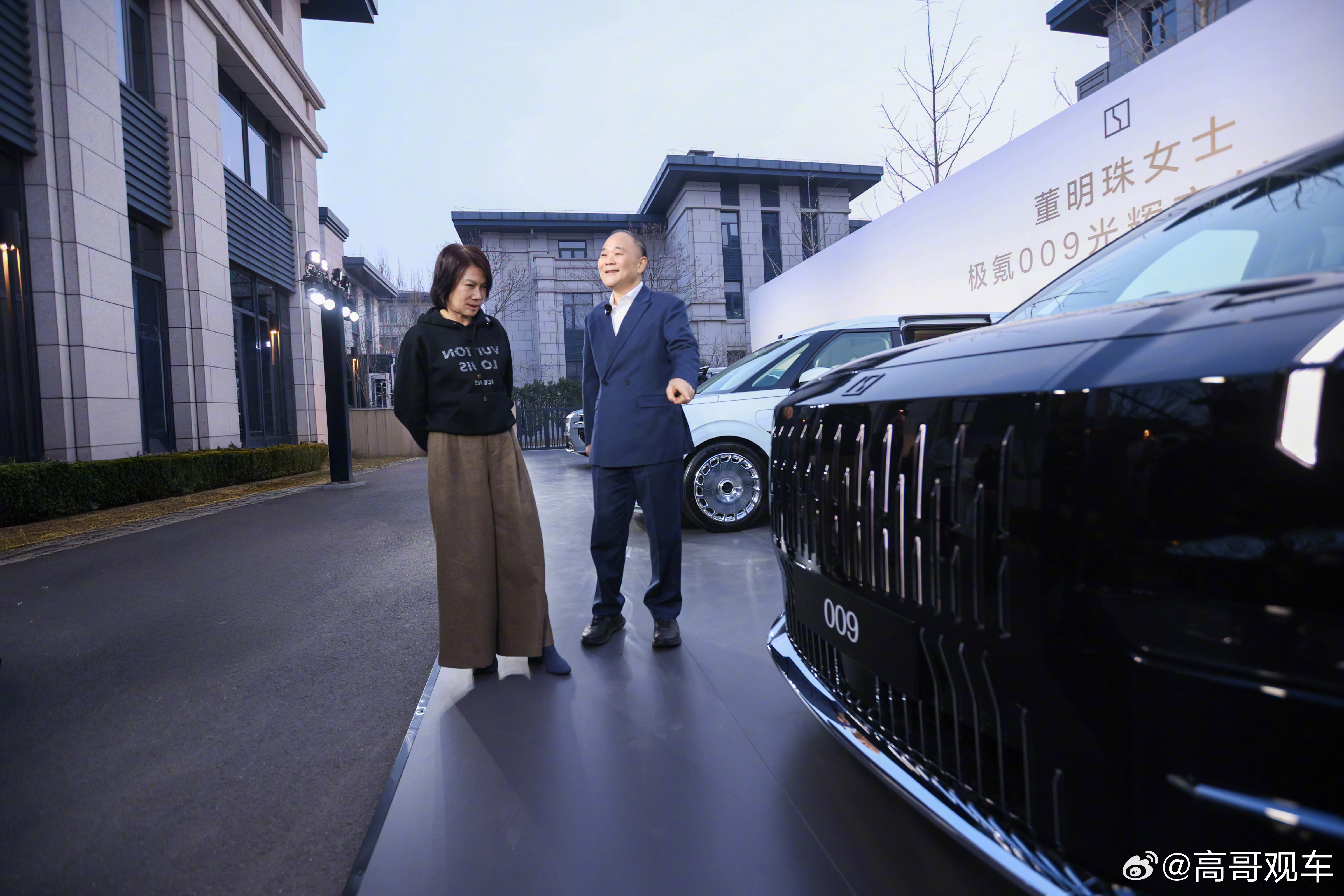 董明珠回应换车称中国汽车看吉利新能源汽车大v聊车 李书福亲自为董明珠交付极氪00