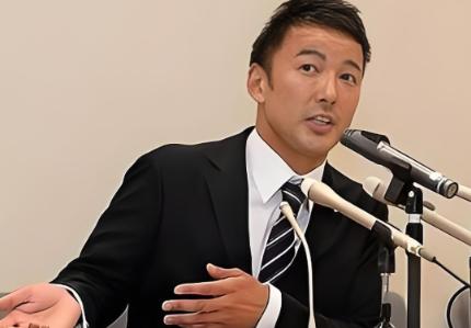 日本国会，山本太郎举起一张巨幅图纸，上面密密麻麻全是红色弧线，从中国直指日本全境