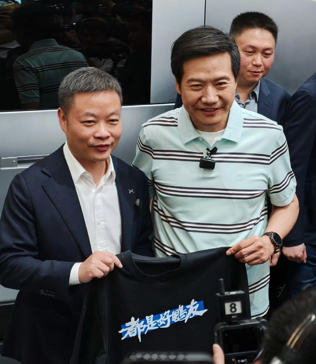 小鹏物理AI全品类登陆北京车展雷军到小鹏展台串门送衣服了。2026北京车展308