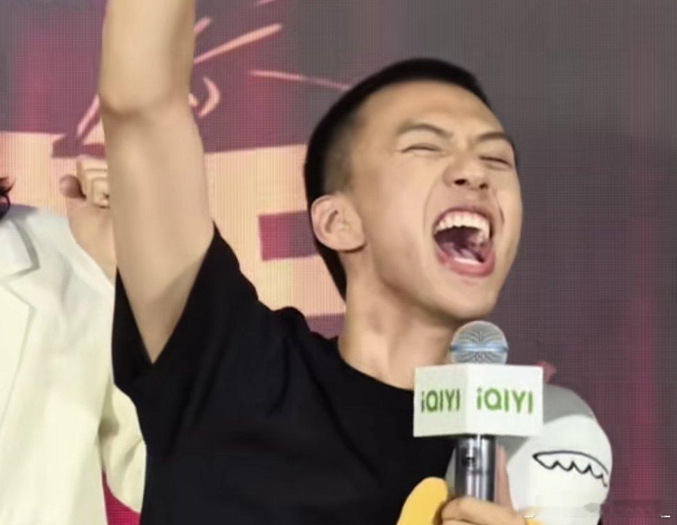 #付航脱口秀[超话]# 不儿，付航最右边那个人去哪了，是不是被你放进大山当猴子了
