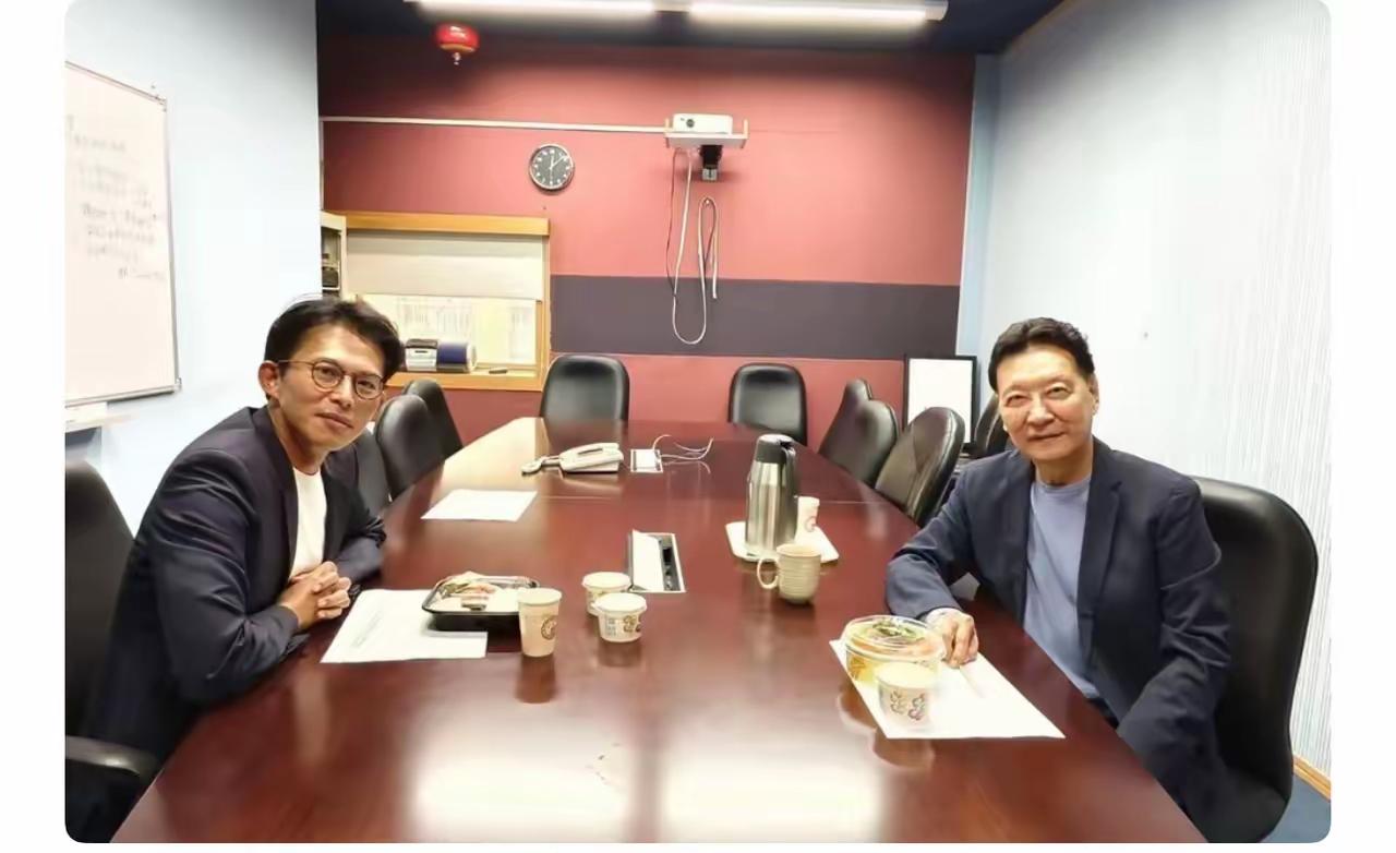 赵少康还是没有束手待毙！
赵少康居然与民众党黄国昌会面，来谈下一步蓝白合问题。黄