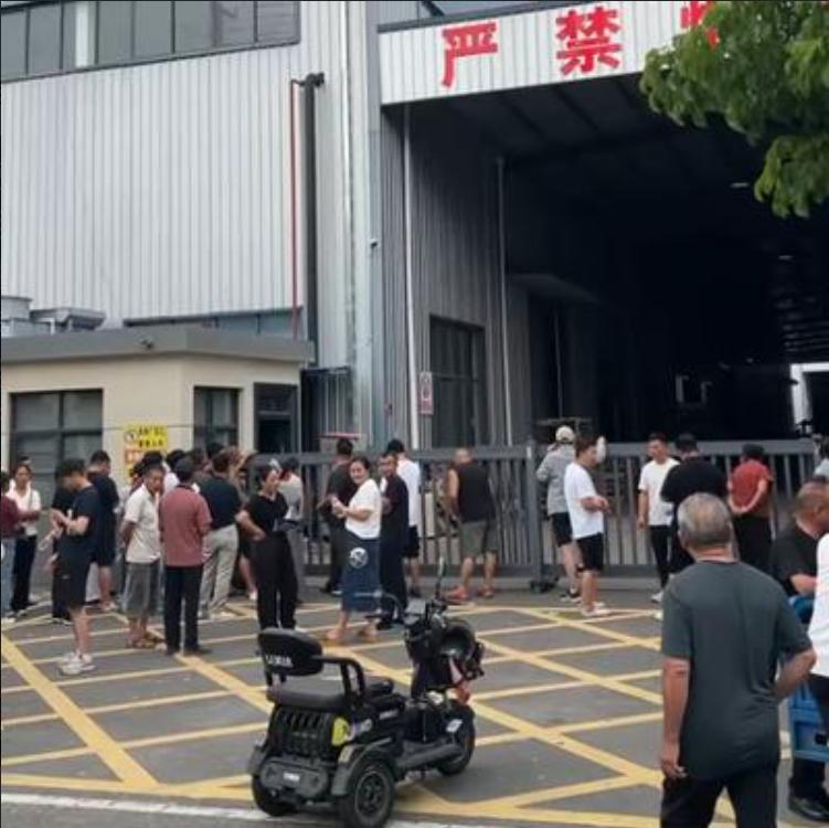 8 月 12 日，安徽亳州货主张先生向媒体爆料，自己存放在亳州海昌冷库二期的一批