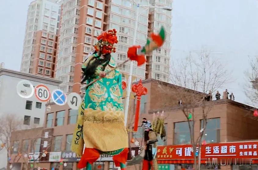 醉关公小林子去工地做焊工，是生活不好吗？网友建议直播带货，其实，我和他一样，更喜