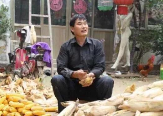 大衣哥常年守着农村小院，豪宅传言为何总消不掉？
 草根明星朴素人设，总遭藏富质疑