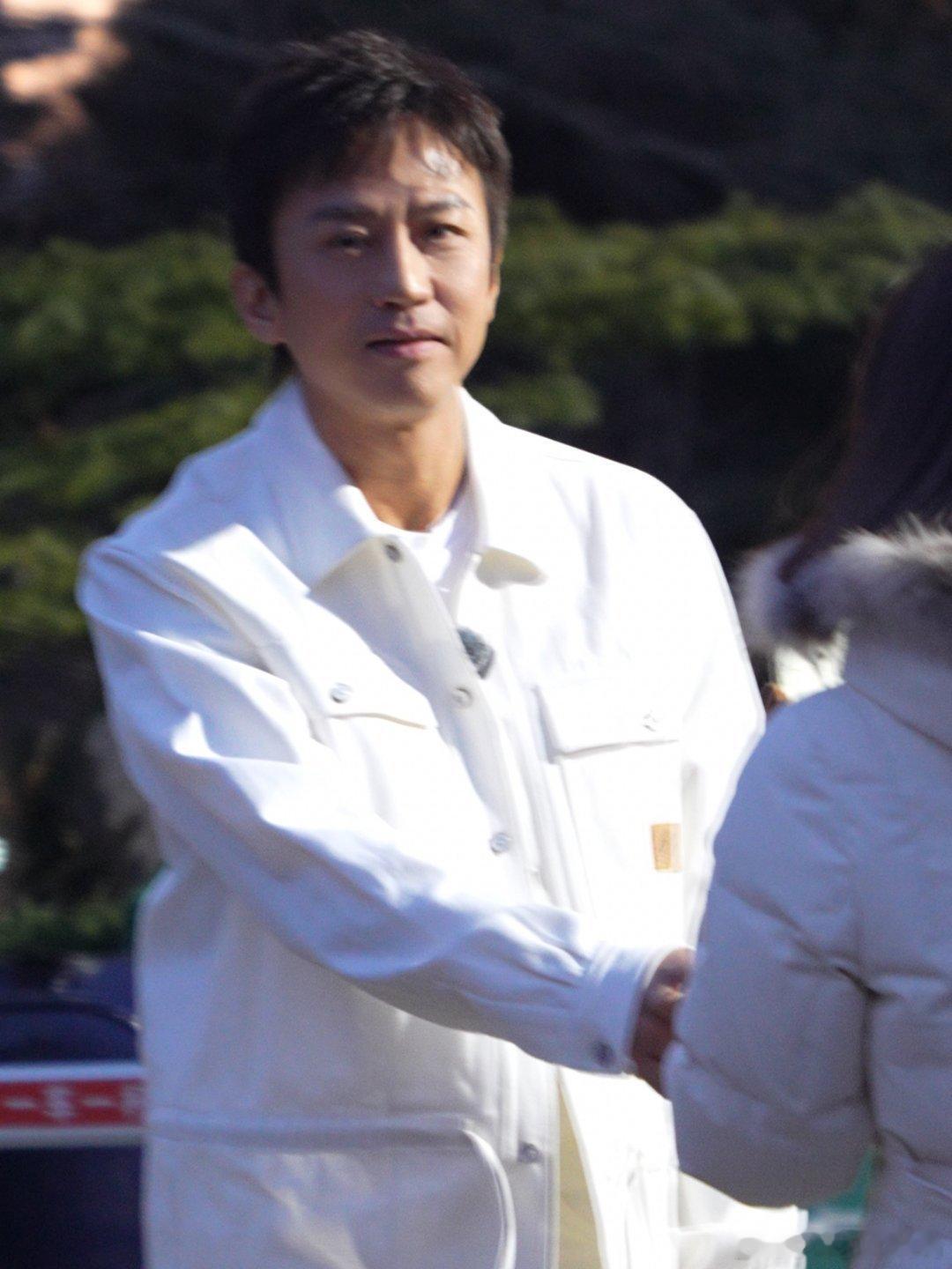 邓超从下车就开始表演春晚节目了邓超就这样一下车就开始宠粉了，从粉丝嘴里的超哥没拍