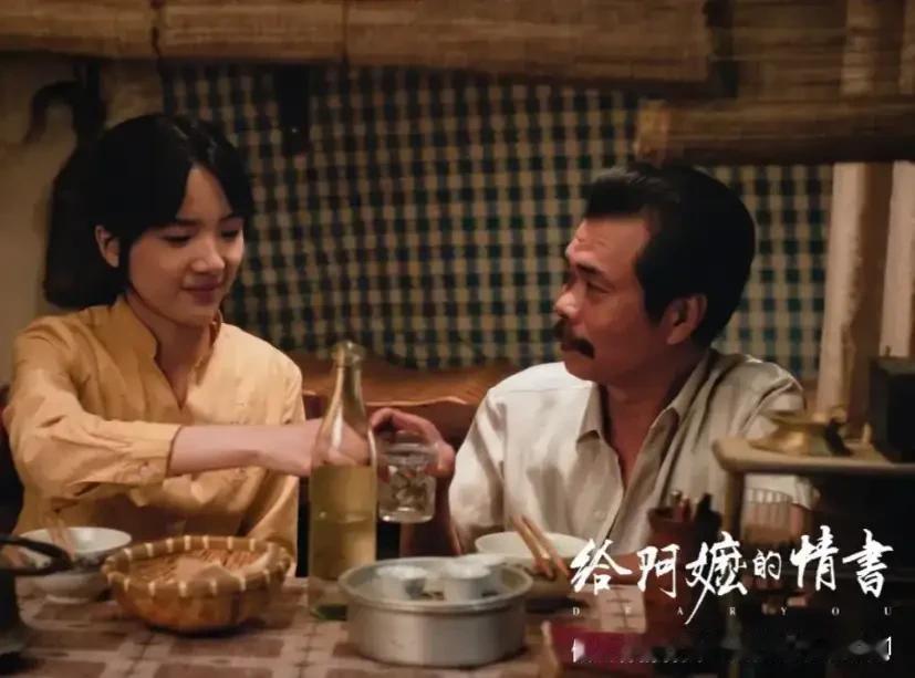 市井疏离，旧暖长存
如今城里人的生活，藏着说不清的落寞。高楼林立的城市里，我们困