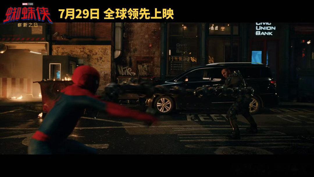 绿巨人一巴掌扇飞蜘蛛侠 笑死我了，小虫在预告里是真的惨，被蝎子按墙揍完又被浩克一