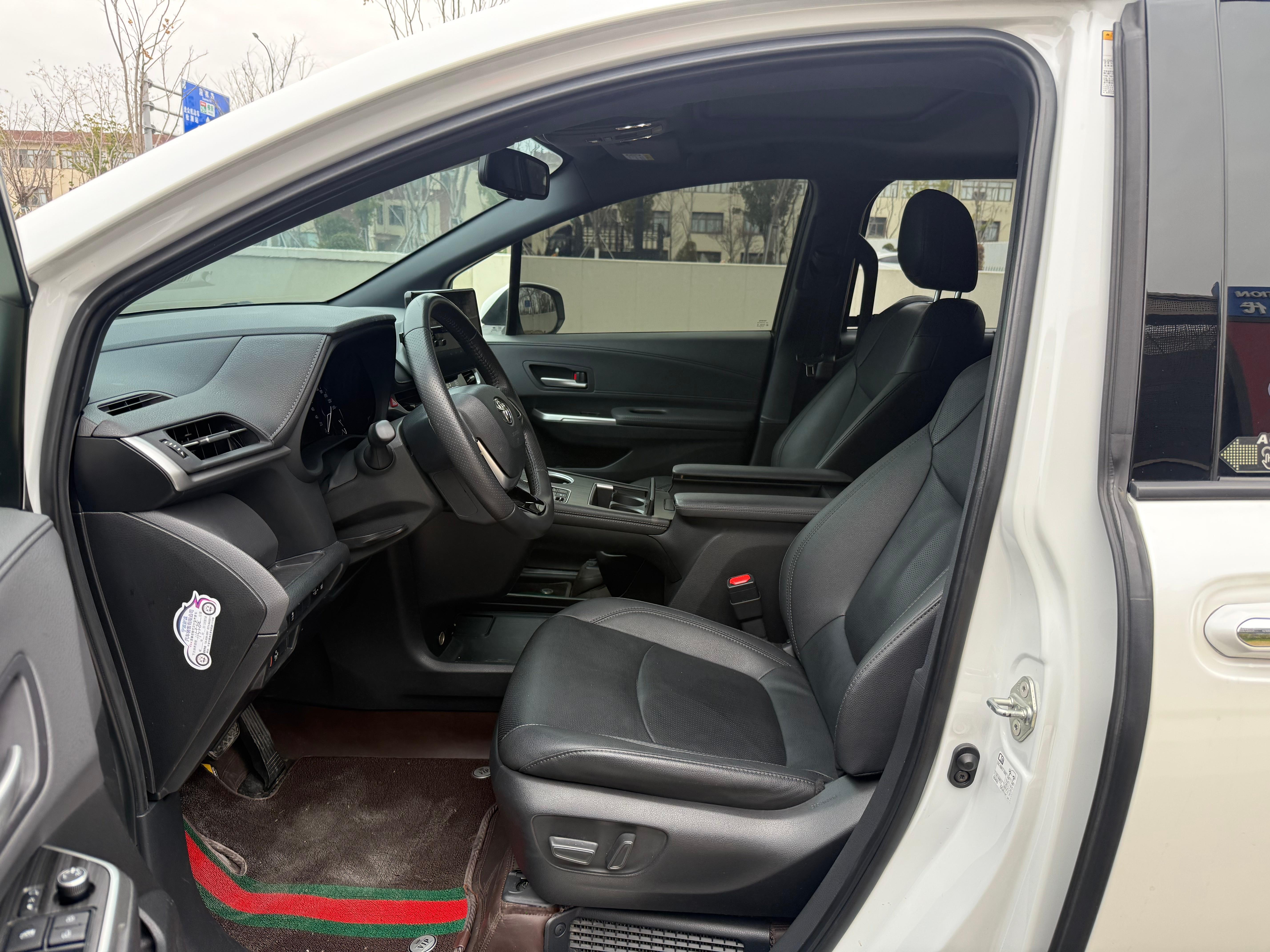 丰田赛那尊贵版，0事故，当年还加价，当然现在价格也坚挺，二手价格也保值