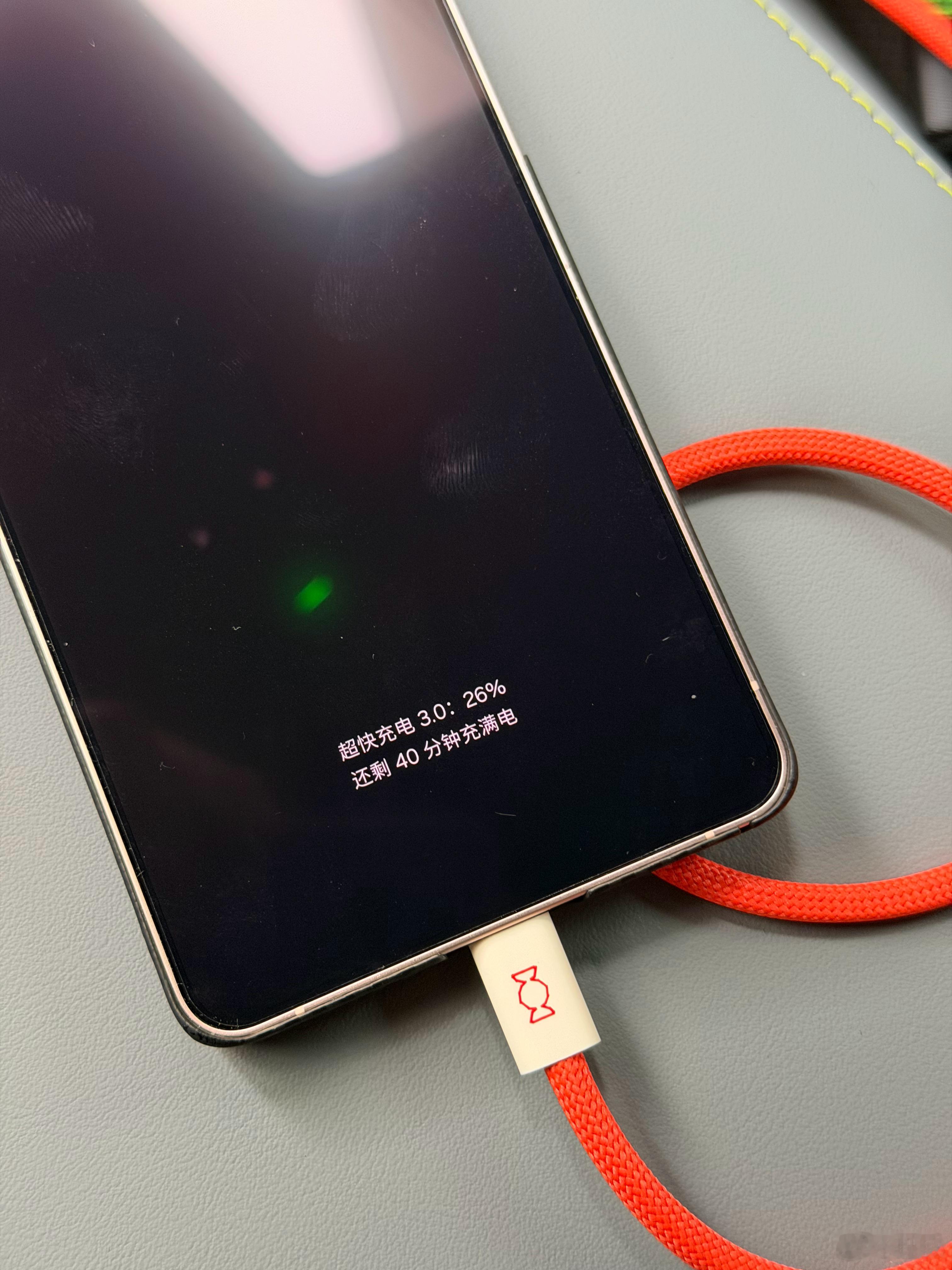 S26U怼到蔚来车内的USB-C可以触发“超快充电3.0”