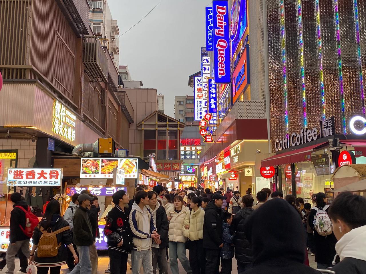 3月15日，周六，阴天，温度低
合肥淮河路步行街人气也是非常旺
淮河路步行街，现