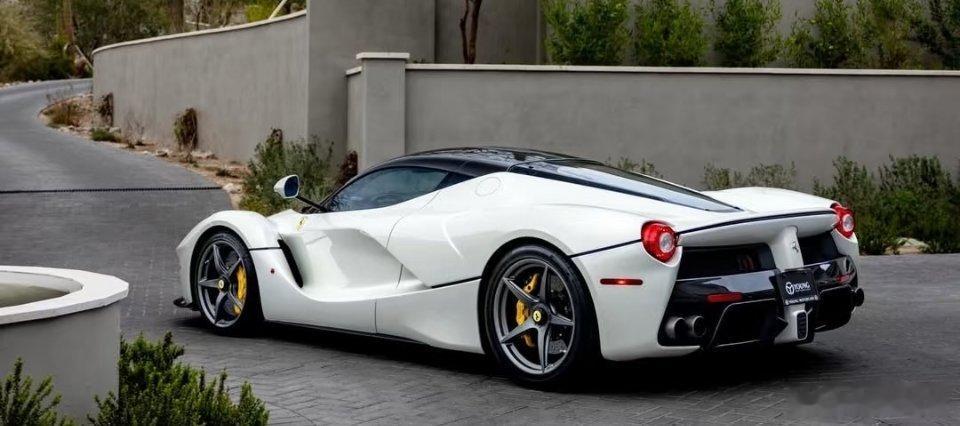 谁懂啊！这台白色法拉利拉法的蝴蝶门一开，直接戳中了我对超跑的所有幻想，这才是梦想