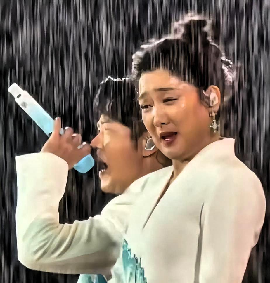 凤凰传奇厦门演唱会这场雨，真的看哭了！台上玲花曾毅被淋到睁不开眼，一开嗓却直接震