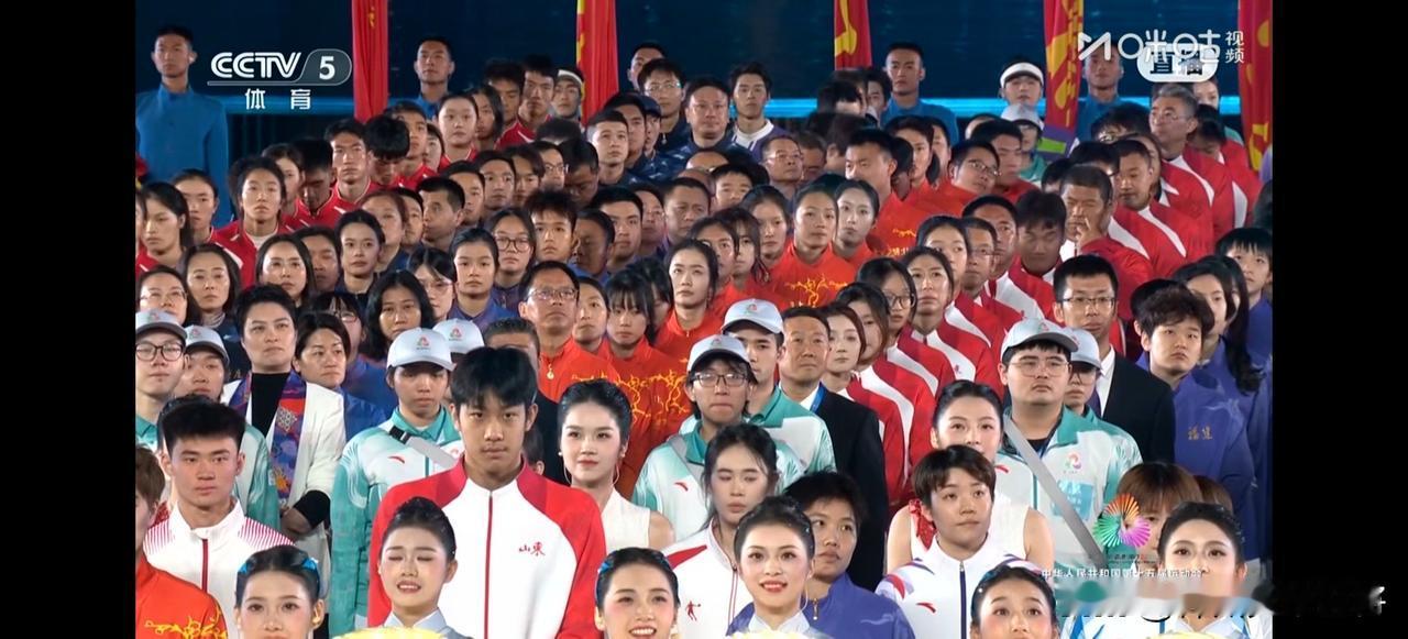 画面上人群里那个站得腰背笔直的，正是本届全运会刚在泳池里连斩五金、被网友封为“五