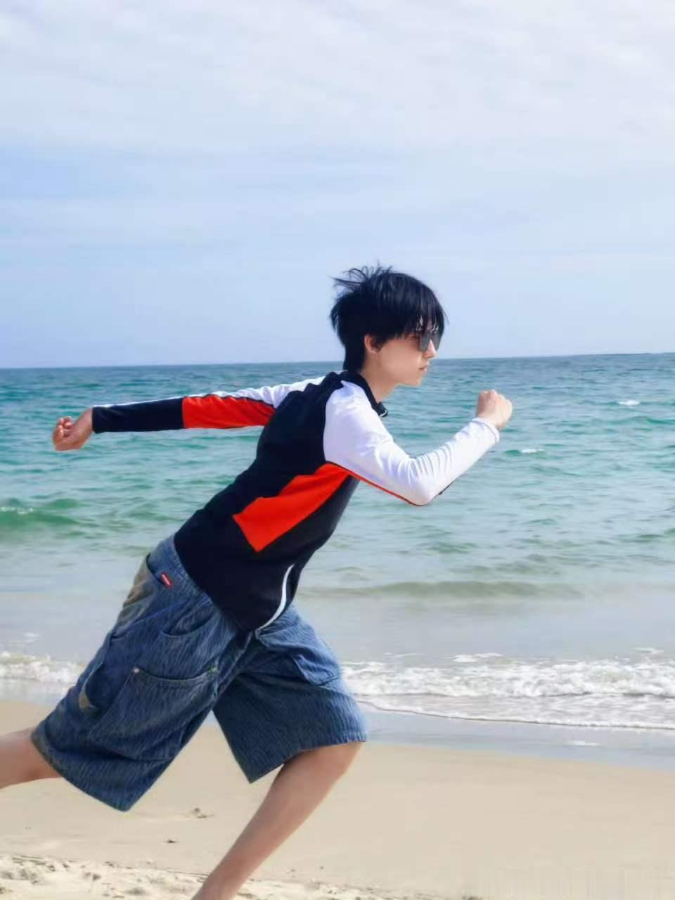 杨博文又一个石猴出世了 杨博文晒海边照 哈哈哈哈哈太可爱啦 