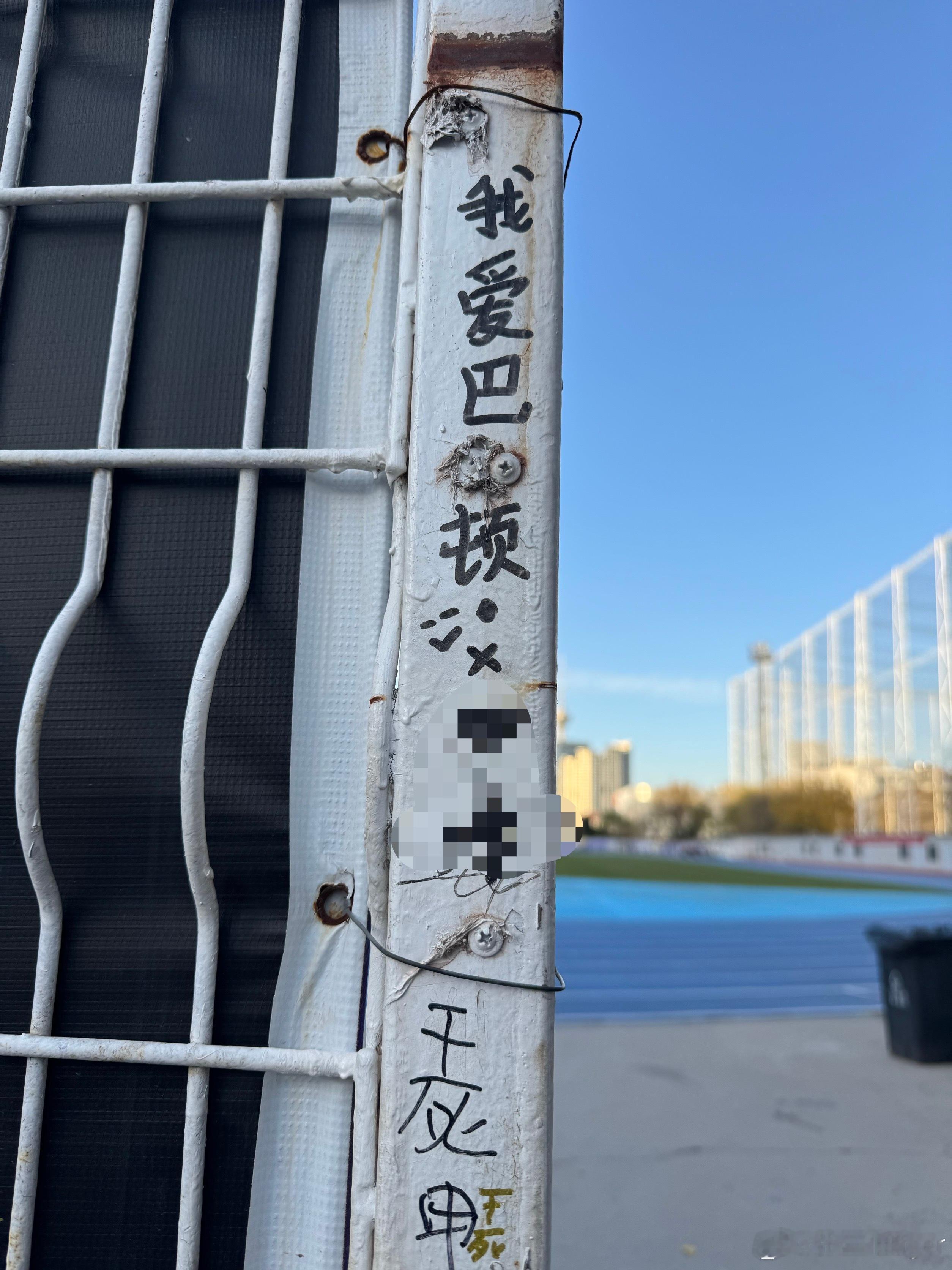 昨天开放日有个小细节。水滴外场的推拉门坏了，加上昨天的大风，右边这一扇一度倾斜得