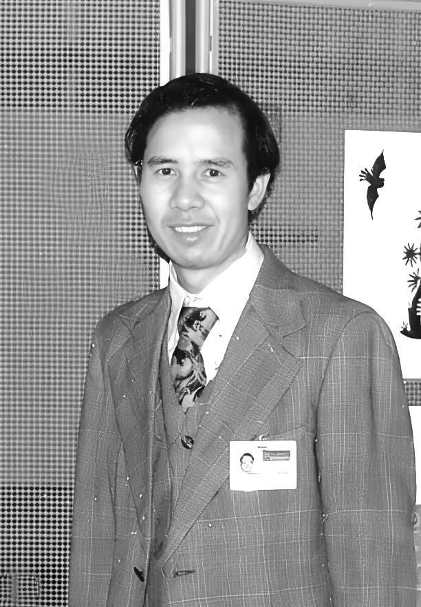 1985年，天朗气清，我国外交官何存峰，在乘坐美国客机飞往纽约途中，内急去了洗手