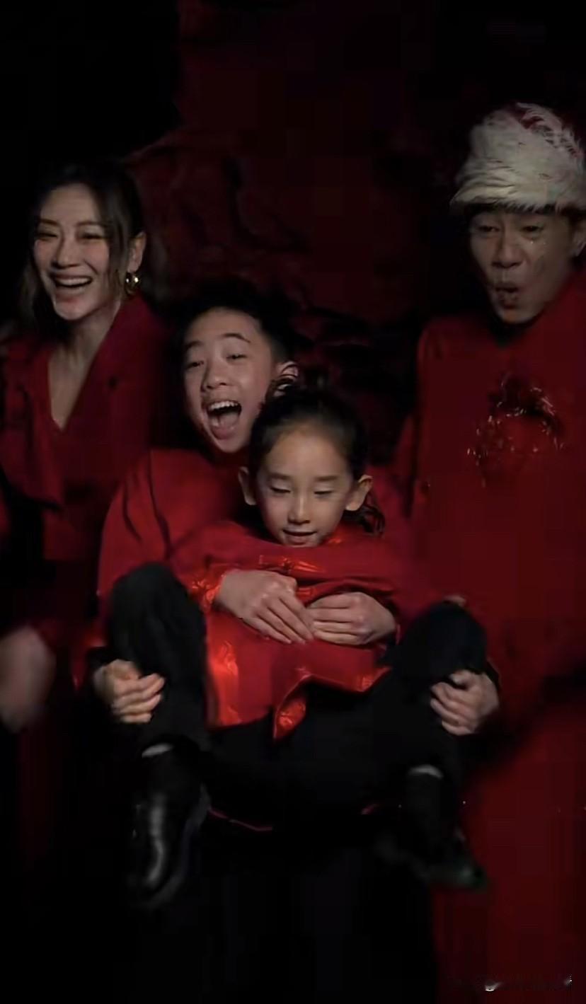 大年初一，应采儿晒全家新年照，陈小春穿春晚演出服，全家一袭红衣，看起来很喜庆，两