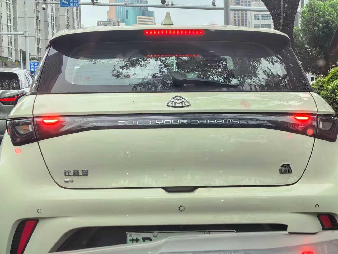 被吓到了 不敢超车
