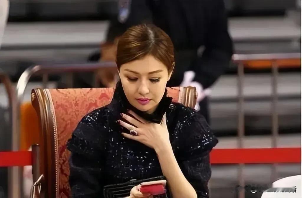 CBA幕后三大最美老板娘争奇斗艳：

1、吴迪——广东男篮
2、伍佰兰——福建男