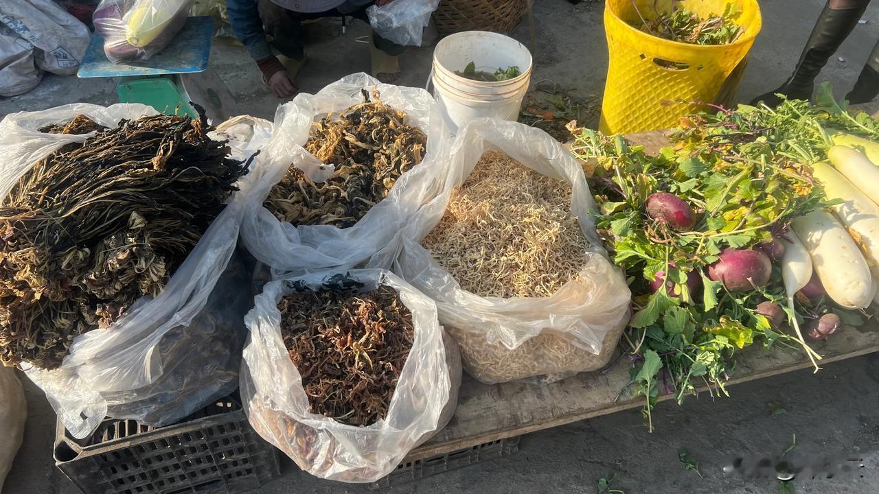 今天从西昌回来，在中途有一段公路看到很多人摆摊卖萝卜，还有酸菜跟萝卜丝干，问了一