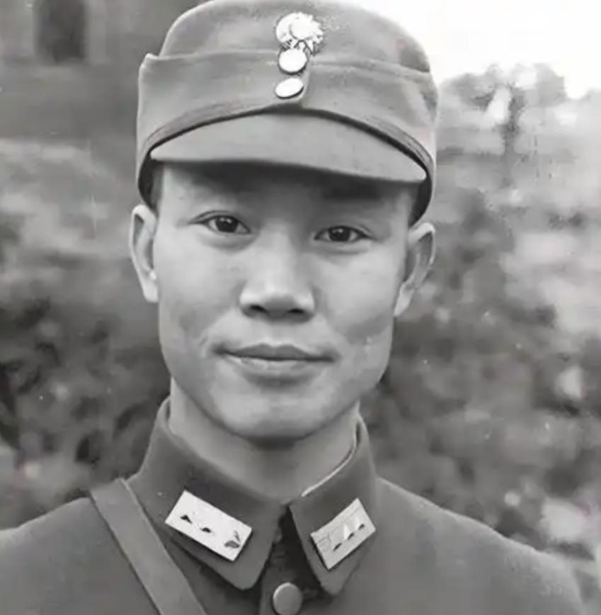 1925年，陈诚回家奔丧。7年不见的妻子，想与他同房。妻子刚到床上，就被他强行推