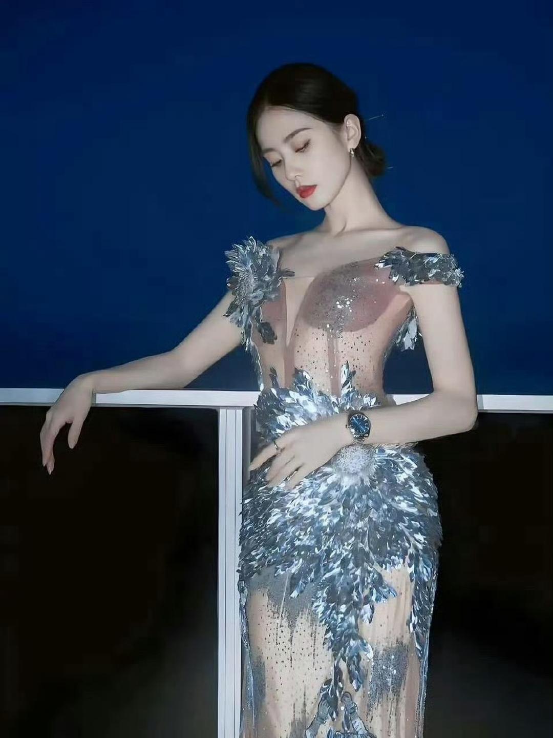 刘诗诗罕见的大尺度，透视礼服裙凸显傲人曲线 
