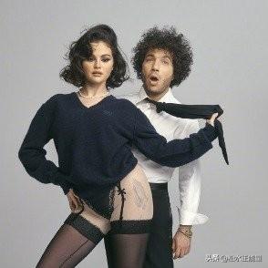 赛琳娜亲吻丈夫的脚
真没想到，赛琳娜为了护夫也太拼了！之前老公被网友吐槽脚脏、不