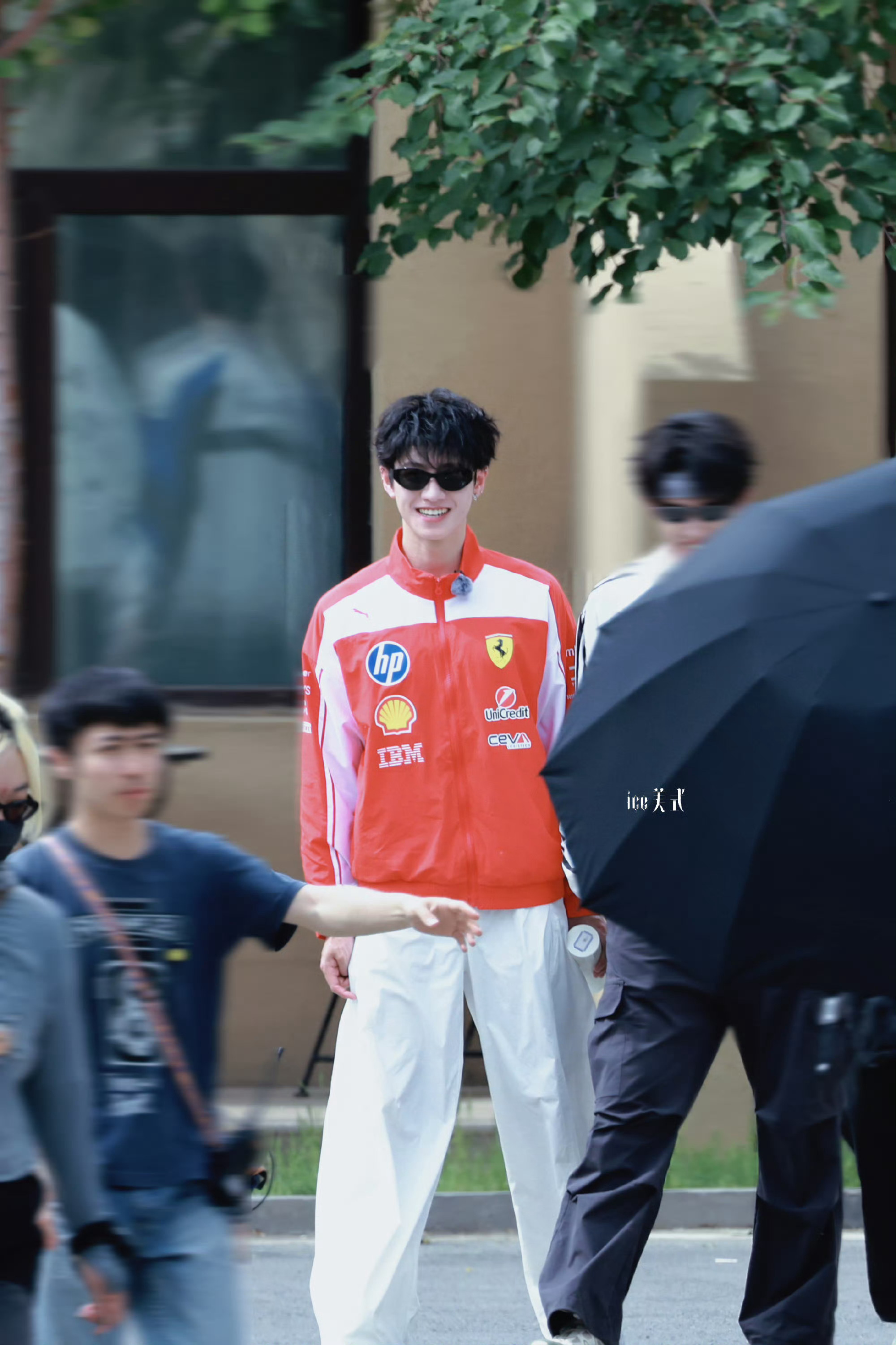 朱志鑫赛车服电竞男主萌萌朱小兵返场啦，期待朱志鑫的精彩表现呀！