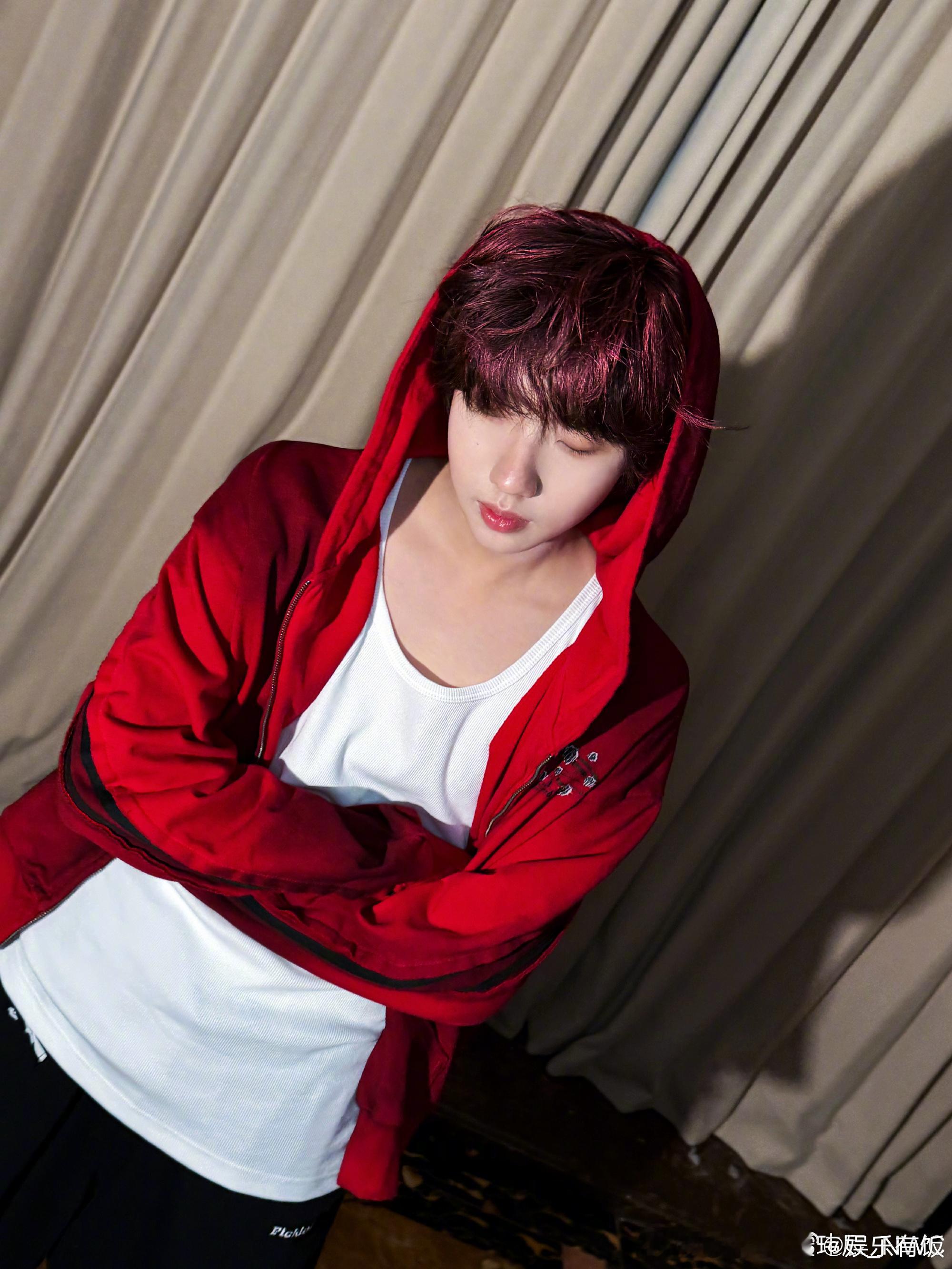 聂玮辰染红发 晒红发造型！红卫衣搭配红发，又酷又少年感满满，连发微博都藏不住见面