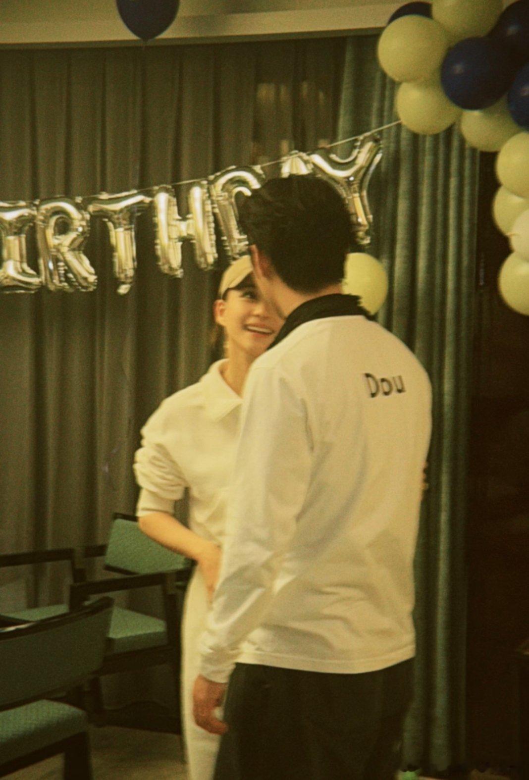 人家都辟谣了没离婚，网友在惋惜什么？自己设计的婚礼只能说明窦骁对待这份感情很认真