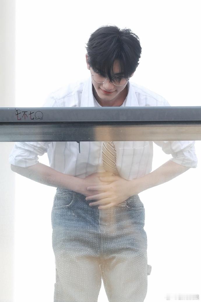 #丁程鑫hi6上班花式比心##丁程鑫上班比心饭撒#丁程鑫用比心为 hi6 上班带