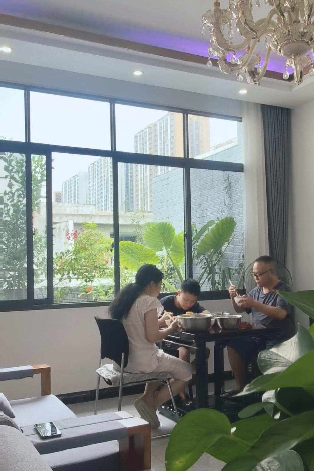 放手，是一个父亲最深沉的告白。
     开学了，儿子小树苗的暑假生活昨天结束，