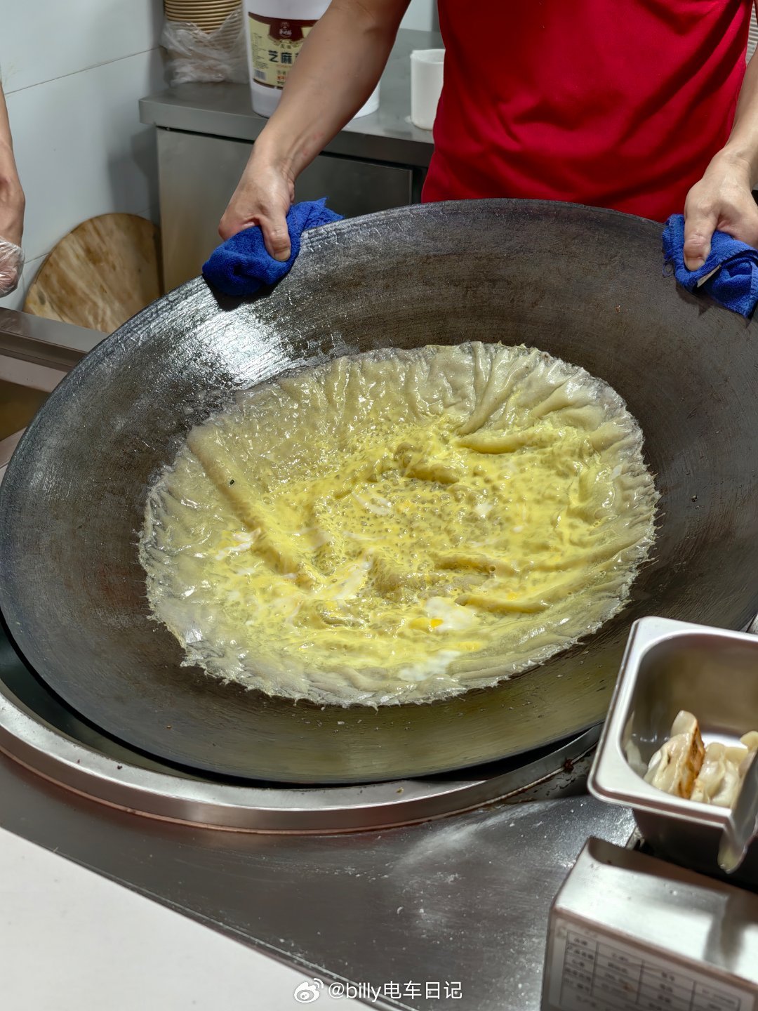 小鹏x9超级增程今晚预售 ，会有很多惊喜！中午先来一份武汉特色美食！这是小鹏总部