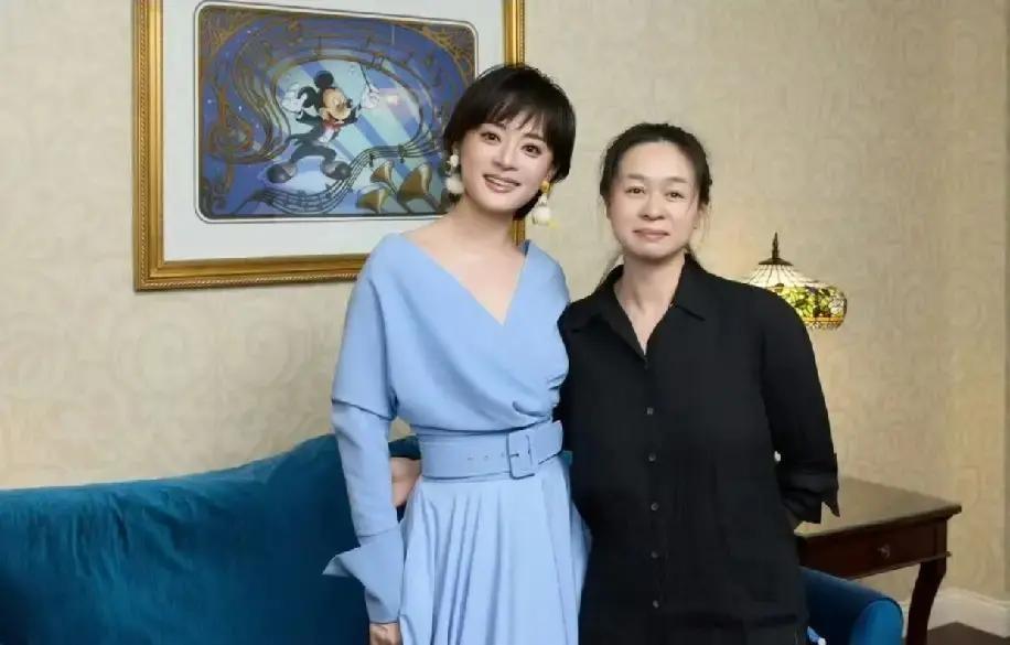 有狗仔跟拍邓超孙俪整整一周，最后交的片子是“夫妻俩轮流遛狗，没吵架没黑脸没夜会异
