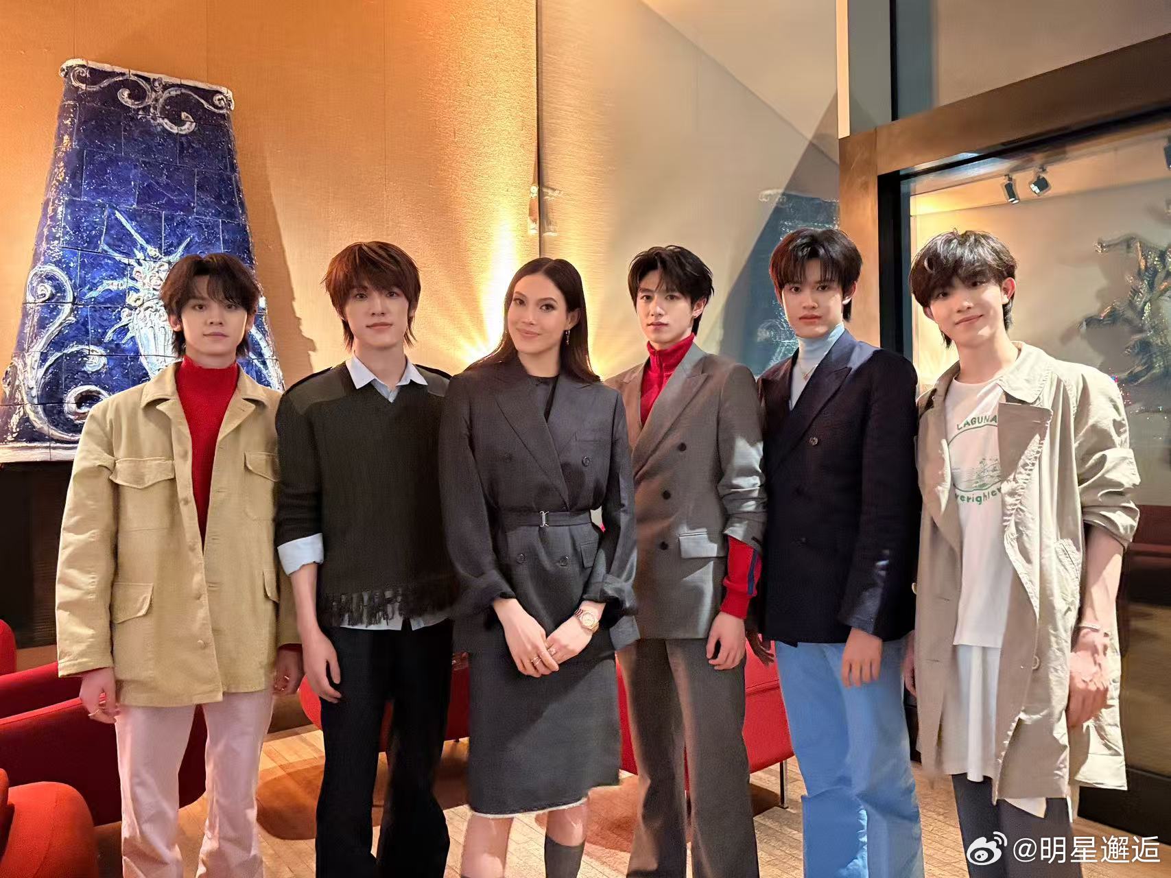 谷爱凌登陆少年晚宴同框谷爱凌与登陆少年团朱志鑫、张泽禹、张极、左航、苏新皓同框，