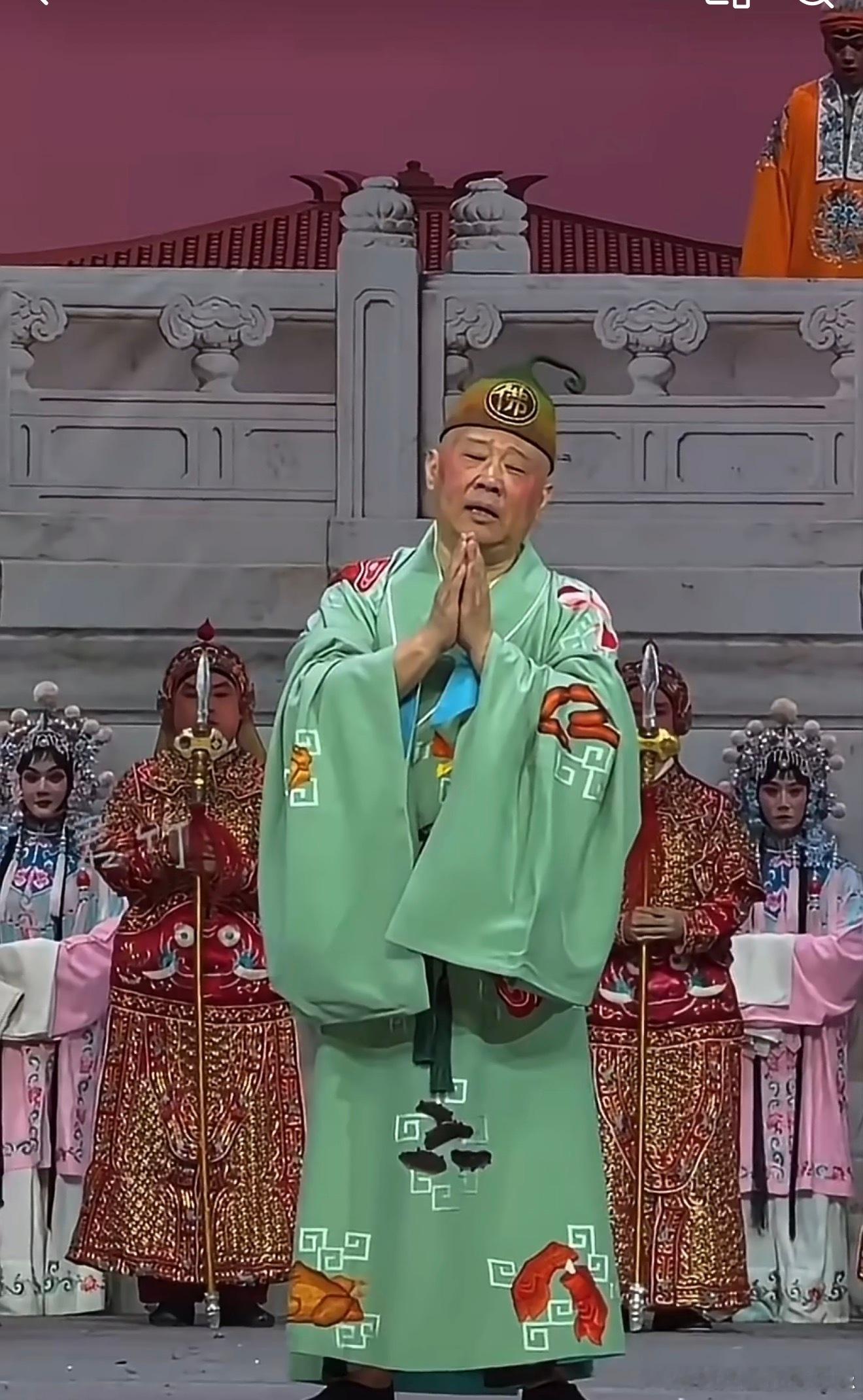 郭德纲篡改红歌武汉文旅立案7月24日武汉麒麟剧社专场演出，郭德纲在舞台上改编演唱