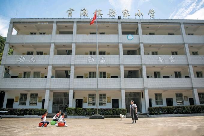 十堰 拥有65年办学历史，竹山县官渡镇梁家小学即将谢幕 ——一座校园 两位老师 