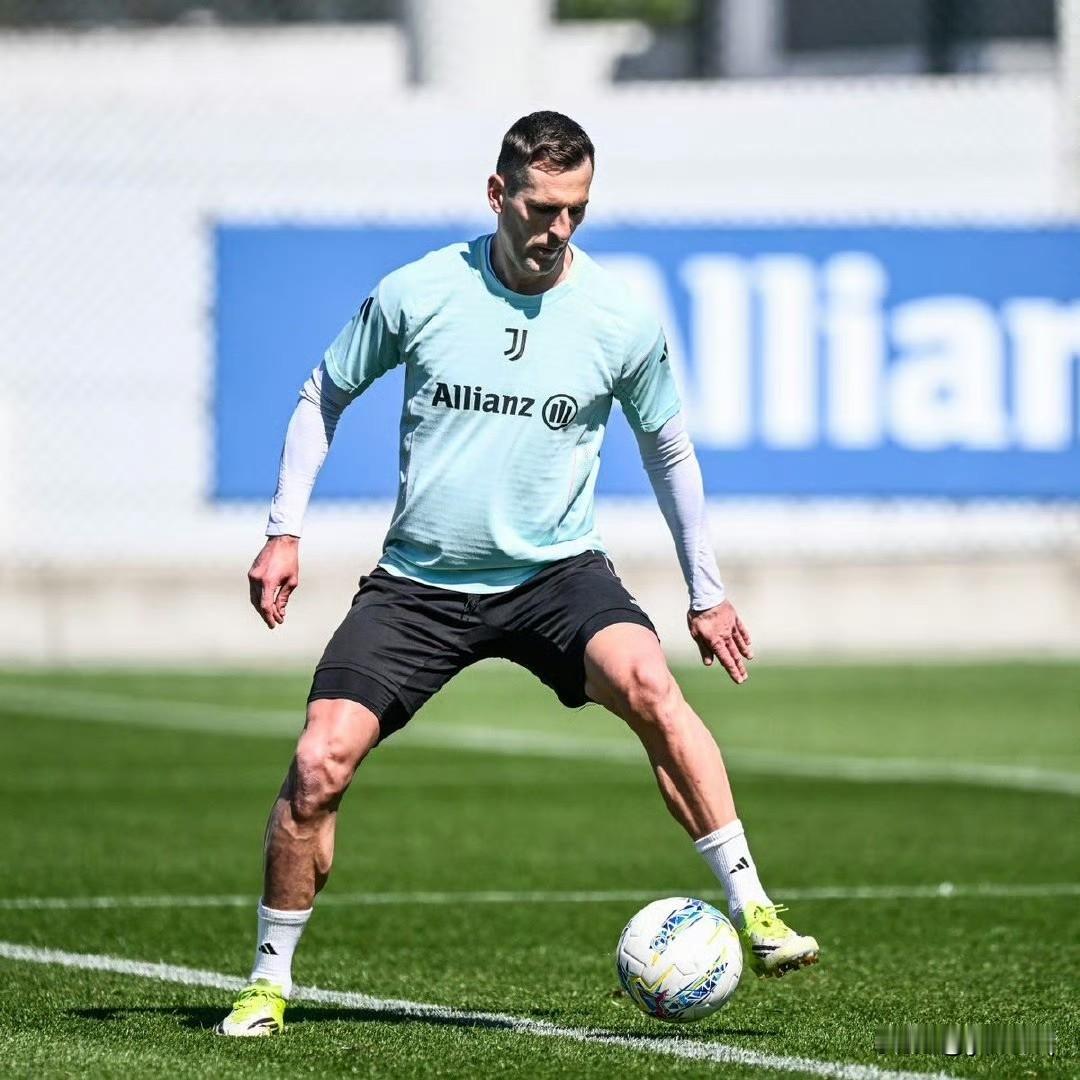 尤文官方大米哥伤情👀
在当地时间4月14日的训练中出现肌肉问题后，米利克于今早