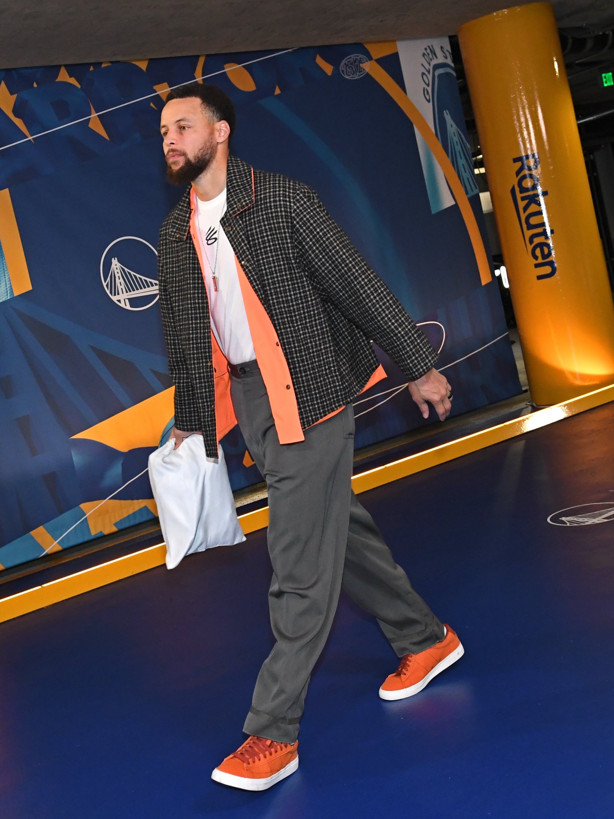 第11次入选全明星首发的库里入场啦Nike Blazer Lows “Campf