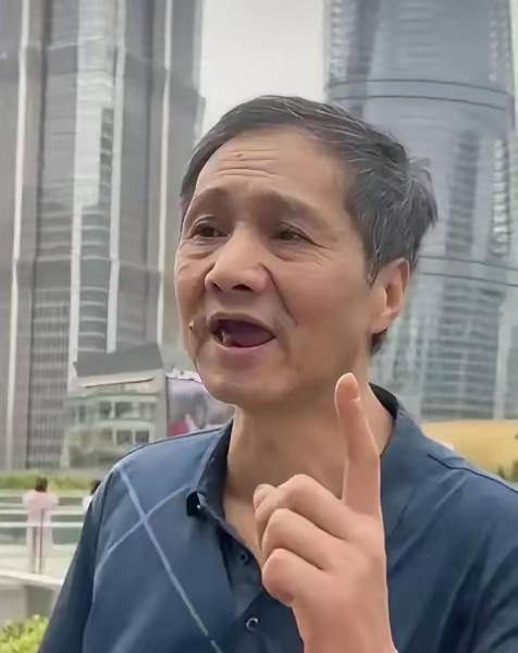 上海是个出股市奇才的地方。
几年前出了个上海爷叔，一时间散户捧作神明，追着他要股