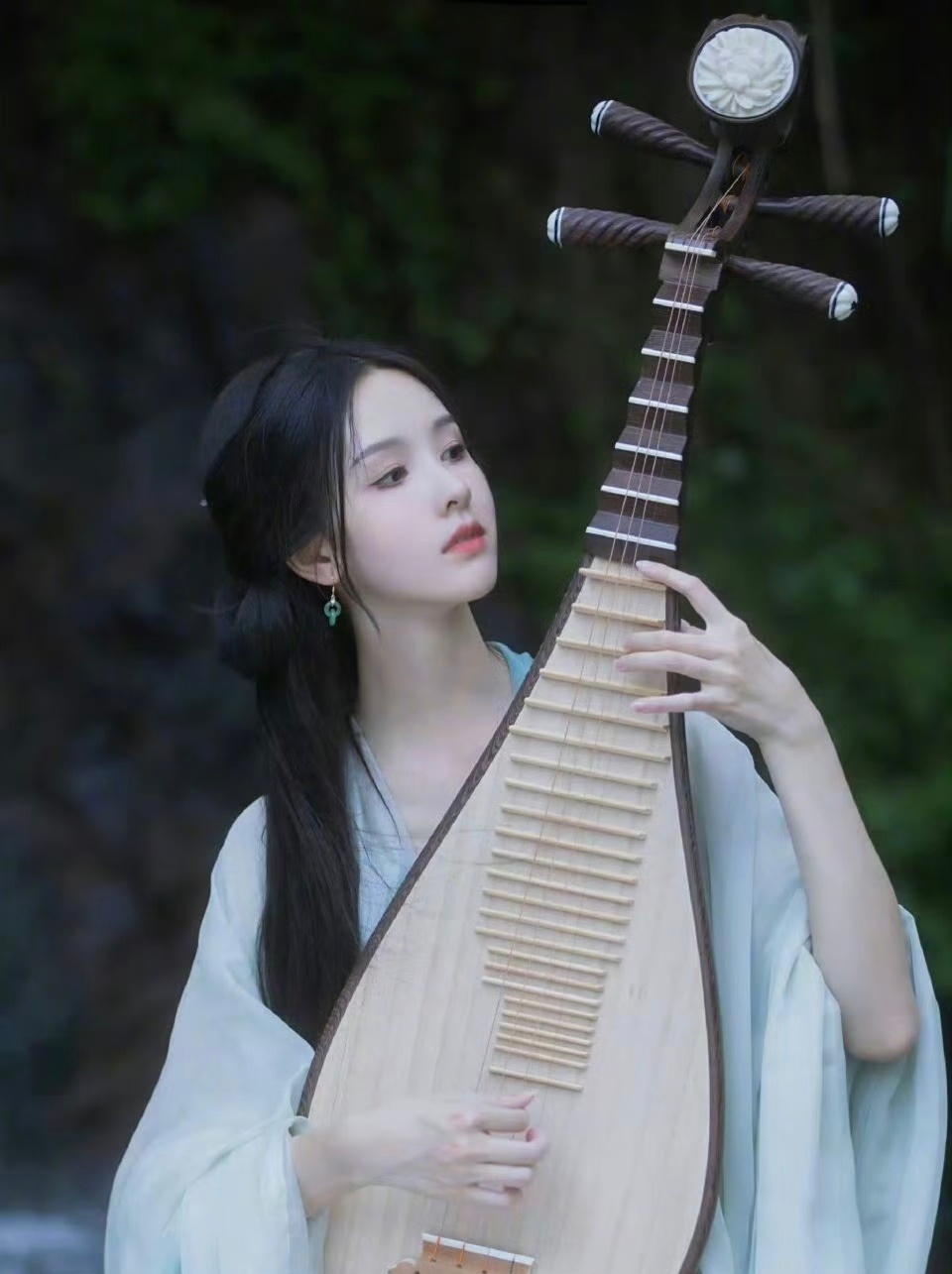 陈都灵跟李沁都很适合演李清照，一个演前半生，一个演后半生。 
