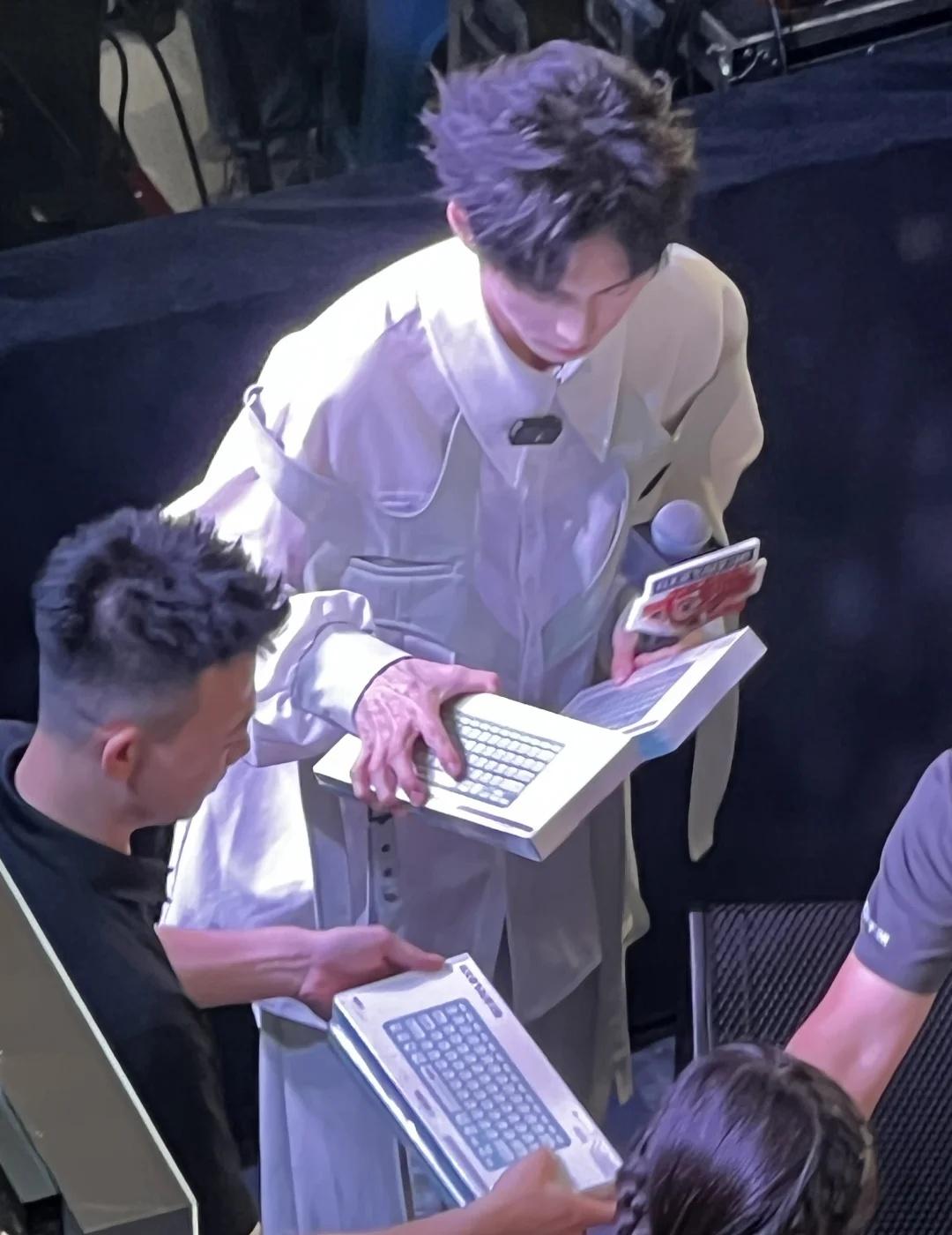 发光咪 手舞足蹈咪
真的很近很近 但是就是一直看猫头 以及好长一条人[爱慕][爱