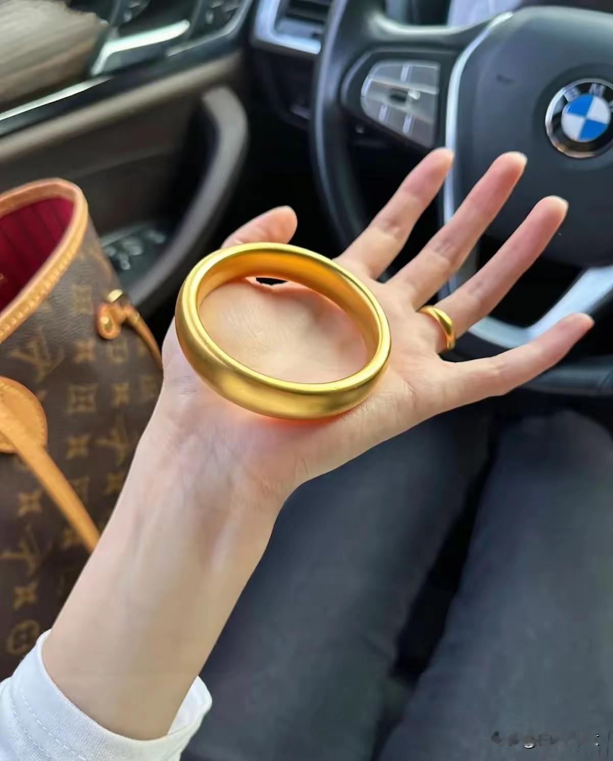 金价涨到1008元一克？金店和银行的黄金差价惊呆了平常人。
我不理解近些年黄金经